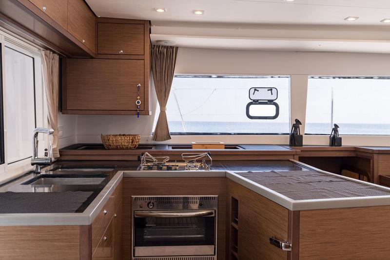 Book yachts online - catamaran - Lagoon 450  Flybridge - Madicon - rent