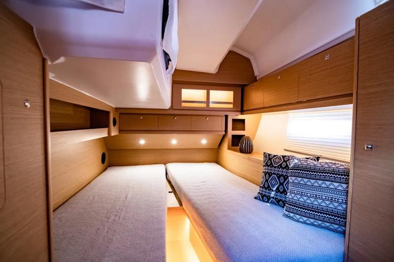 Book yachts online - sailboat - Dufour 430 Grand Large - Blue Moon 1 - rent