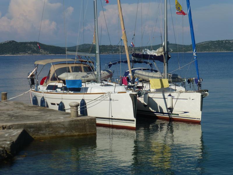 Book yachts online - sailboat - Dufour 375 - Caretta - rent