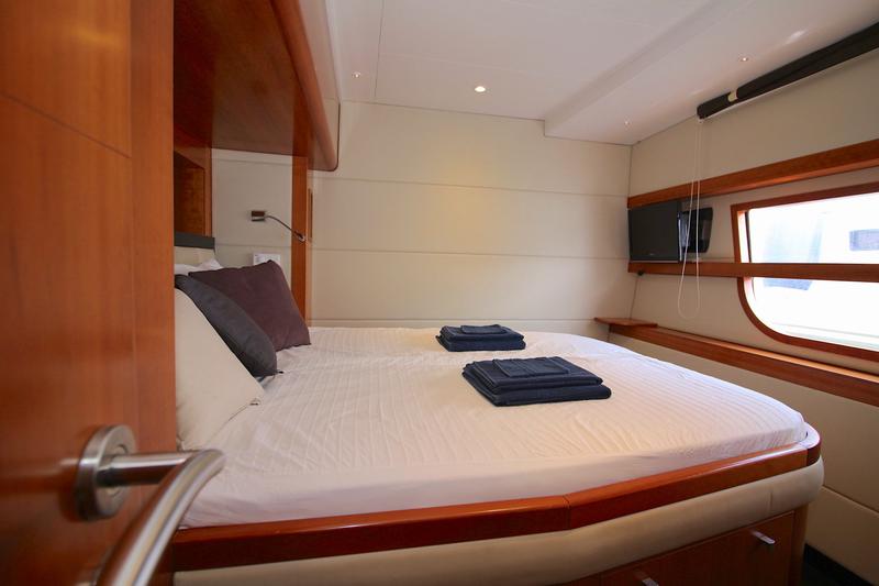 Book yachts online - powercatamaran - Queensland 55 - ACTIUM IV - rent