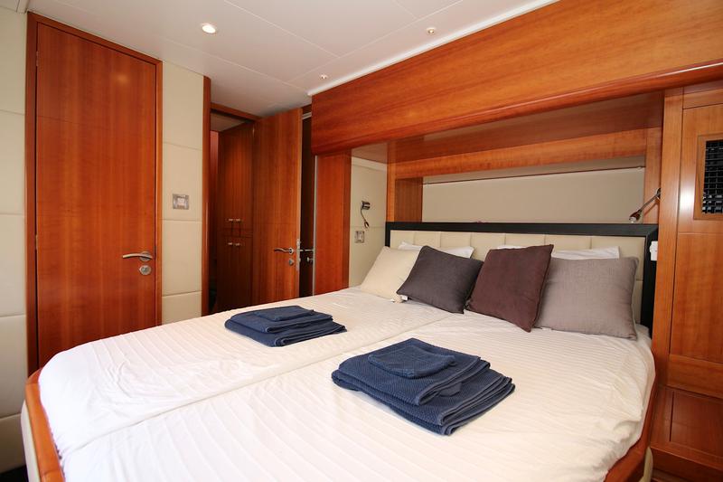 Book yachts online - powercatamaran - Queensland 55 - ACTIUM IV - rent