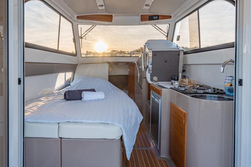 Book yachts online - motorboat - Leidi 800R Inboard - H9 - rent