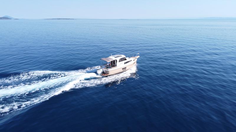 Book yachts online - motorboat - Leidi 800R Inboard - H9 - rent