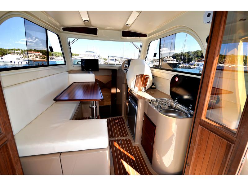 Book yachts online - motorboat - Leidi 800R Inboard - H9 - rent