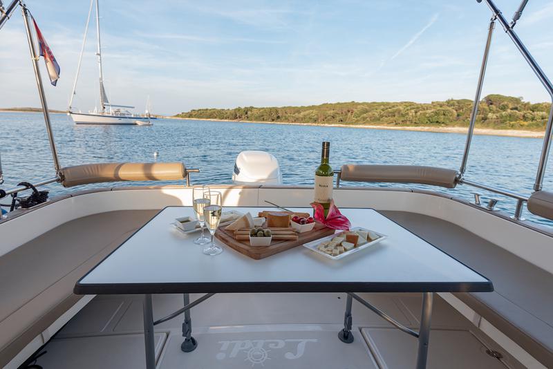 Book yachts online - motorboat - Leidi 800R Inboard - H9 - rent