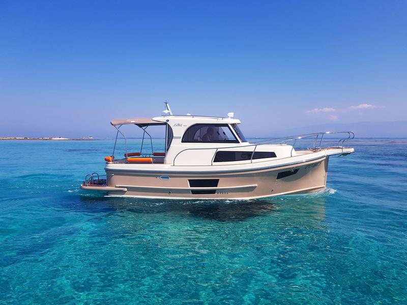 Book yachts online - motorboat - Leidi 800R Inboard - H9 - rent