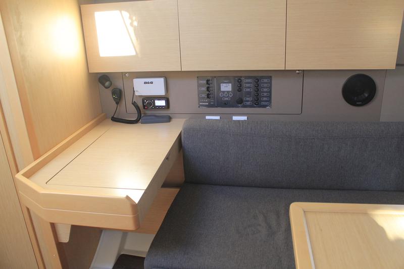 Book yachts online - sailboat - Oceanis 38.1 - TRICICLE - rent