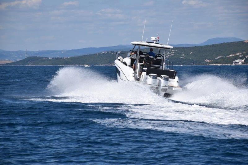 Book yachts online - motorboat - Cap Camarat 10.5 WA - 272679 CK - rent
