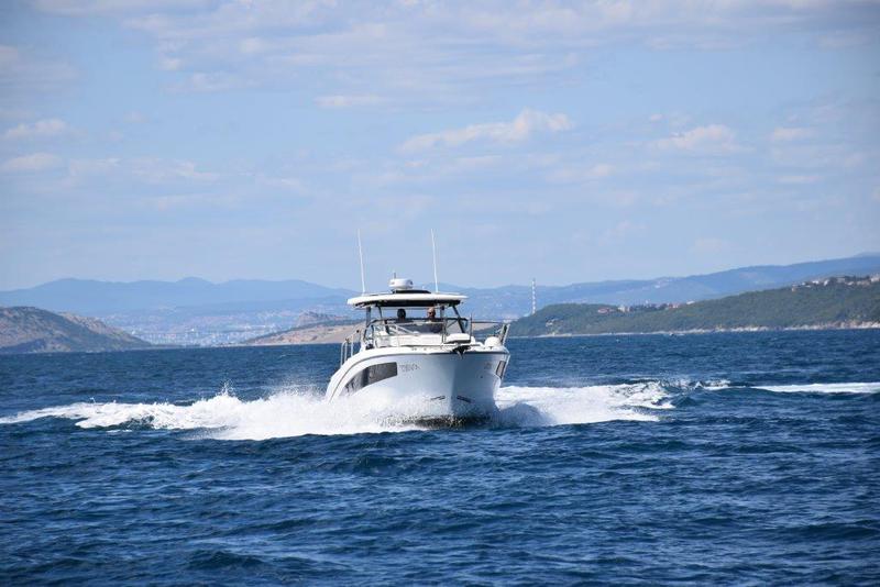 Book yachts online - motorboat - Cap Camarat 10.5 WA - 272679 CK - rent