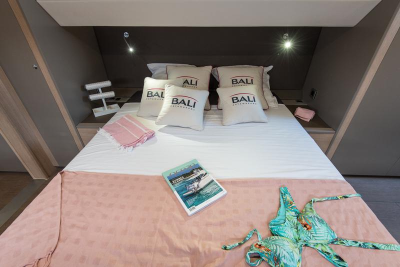 Book yachts online - catamaran - Bali 5.4 4 cab - 2 OCEANS - rent
