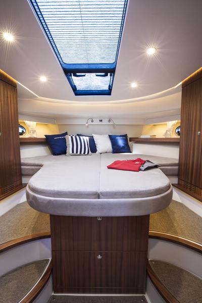 Book yachts online - motorboat - Nimbus 405 Flybridge - NN - rent
