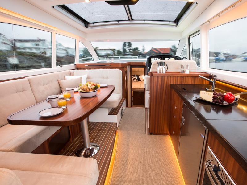 Book yachts online - motorboat - Nimbus 405 Flybridge - NN - rent