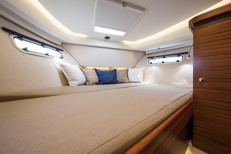 Book yachts online - motorboat - Nimbus 305 Coupe - NN - rent