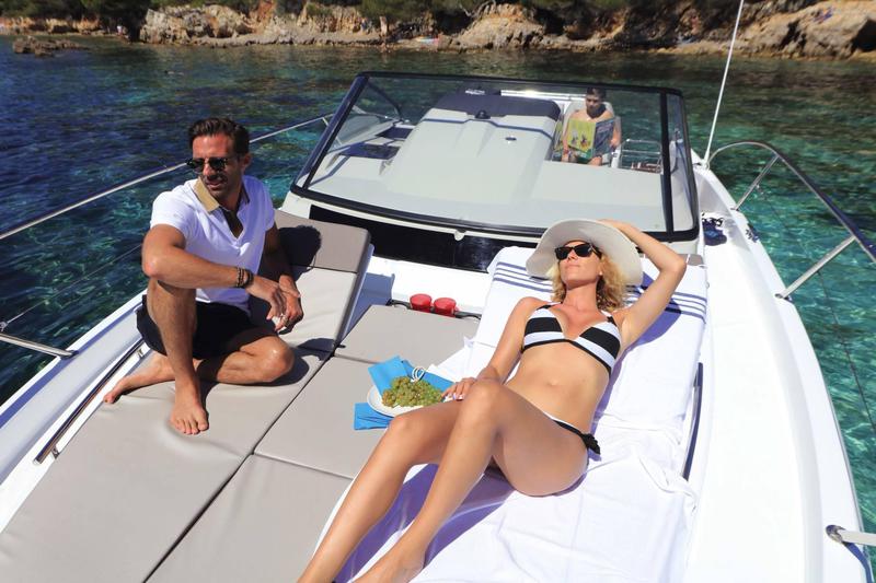 Book yachts online - motorboat - Cap Camarat 10.5 WA - Moma - rent