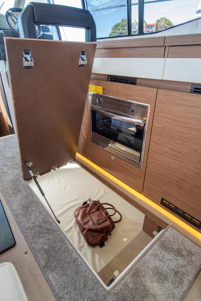Book yachts online - motorboat - Jeanneau NC 37 - Mimi' - rent
