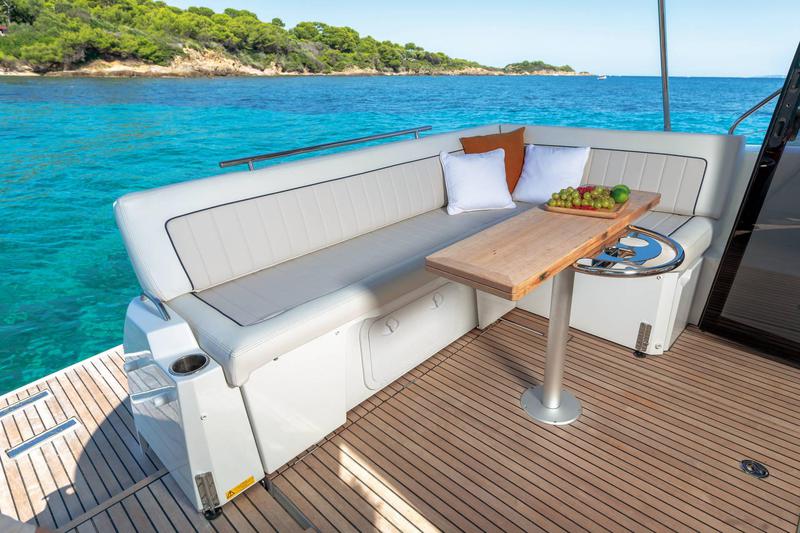 Book yachts online - motorboat - Jeanneau NC 37 - Mimi' - rent