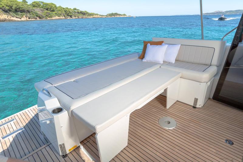 Book yachts online - motorboat - Jeanneau NC 37 - Aurora - rent