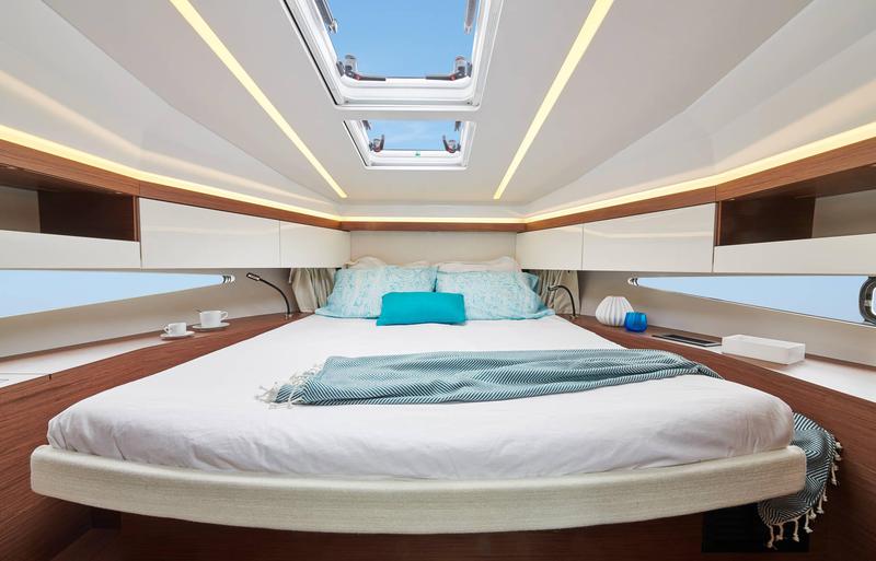 Book yachts online - motorboat - Jeanneau NC 37 - Aurora - rent