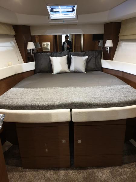 Book yachts online - motorboat - Jeanneau NC 14 - Italia I - rent
