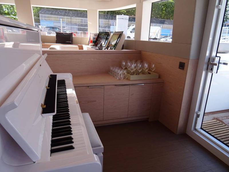 Book yachts online - catamaran - Lagoon Seventy 7 - Mane et Nocte - rent