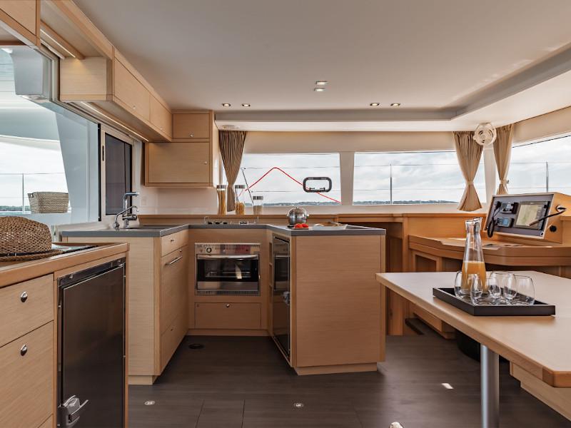 Book yachts online - catamaran - Lagoon 450  Flybridge - Caliente - rent