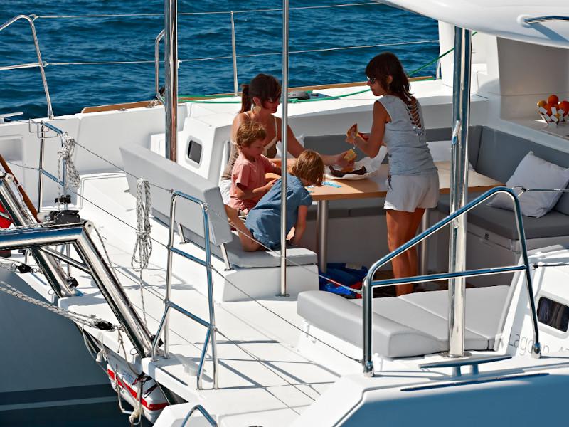 Book yachts online - catamaran - Lagoon 450  Flybridge - Caliente - rent