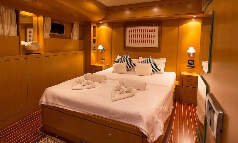 Book yachts online - motorboat - Trawler 77 - Troy Explorer - rent
