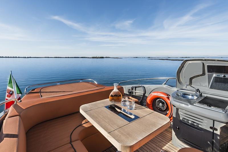 Book yachts online - motorboat - Cranchi E30 Endurance - Aurora - rent