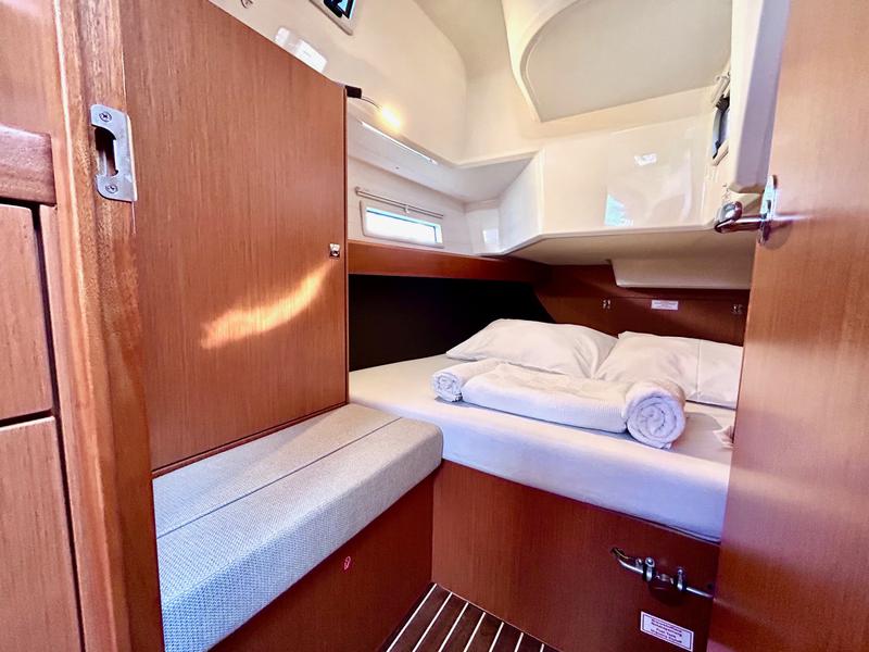 Book yachts online - sailboat - Bavaria Cruiser 37 - Enjoy The Silence - rent