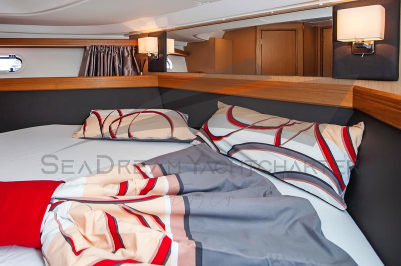 Book yachts online - motorboat - Bavaria Sport 44 HT - Paluma - rent