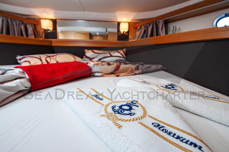 Book yachts online - motorboat - Bavaria Sport 44 HT - Paluma - rent