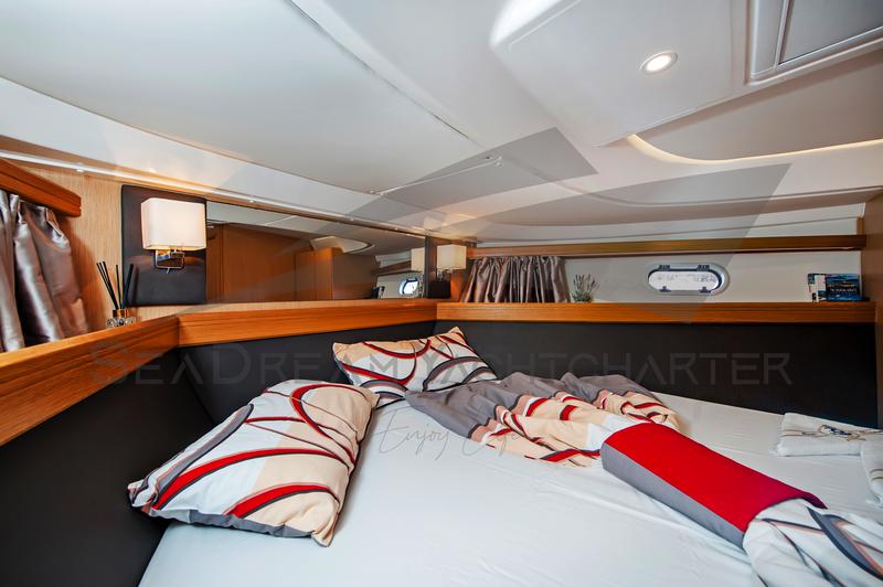 Book yachts online - motorboat - Bavaria Sport 44 HT - Paluma - rent