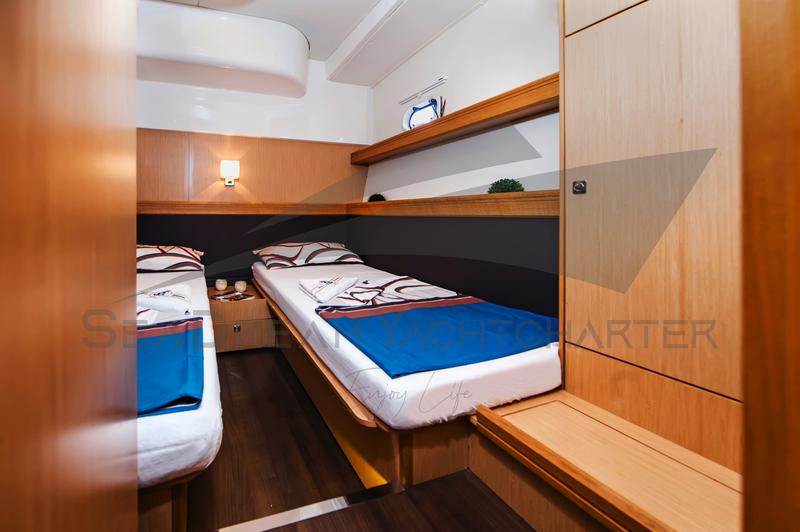 Book yachts online - motorboat - Bavaria Sport 44 HT - Paluma - rent