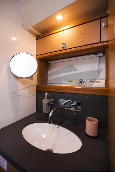 Book yachts online - motorboat - Bavaria Sport 44 HT - Paluma - rent