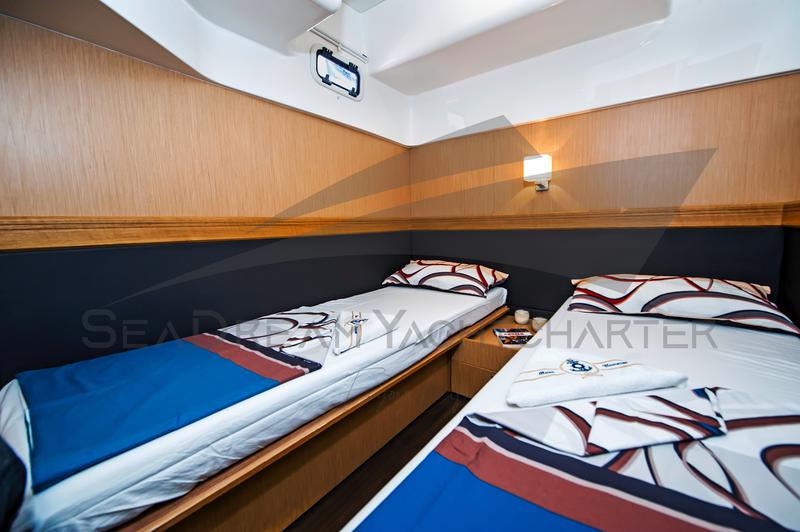 Book yachts online - motorboat - Bavaria Sport 44 HT - Paluma - rent