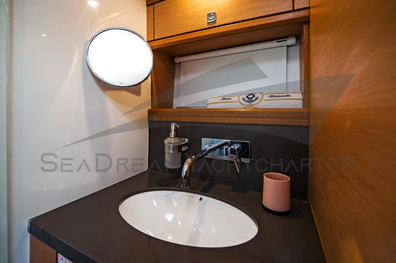 Book yachts online - motorboat - Bavaria Sport 44 HT - Paluma - rent
