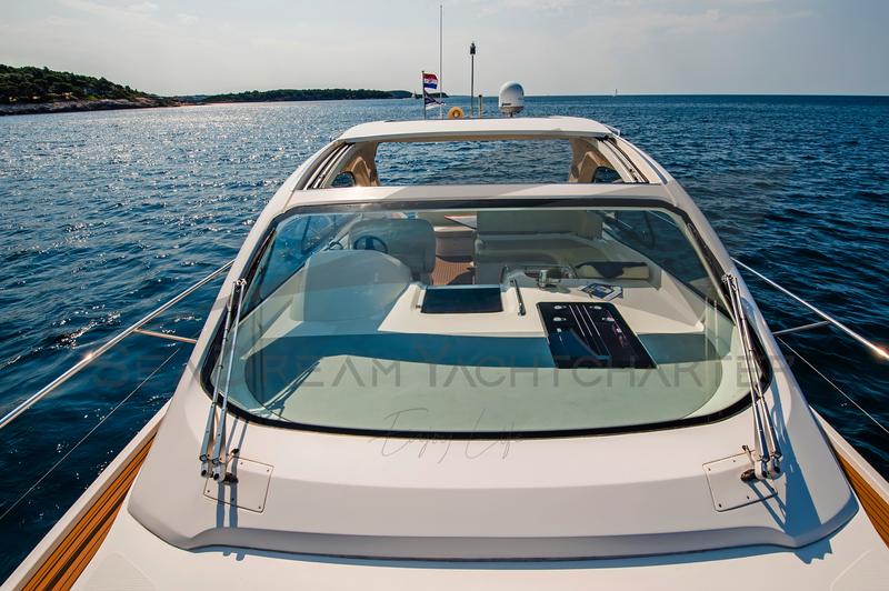 Book yachts online - motorboat - Bavaria Sport 44 HT - Paluma - rent