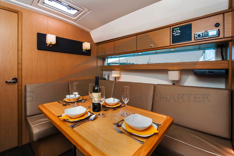 Book yachts online - motorboat - Bavaria Sport 44 HT - Paluma - rent