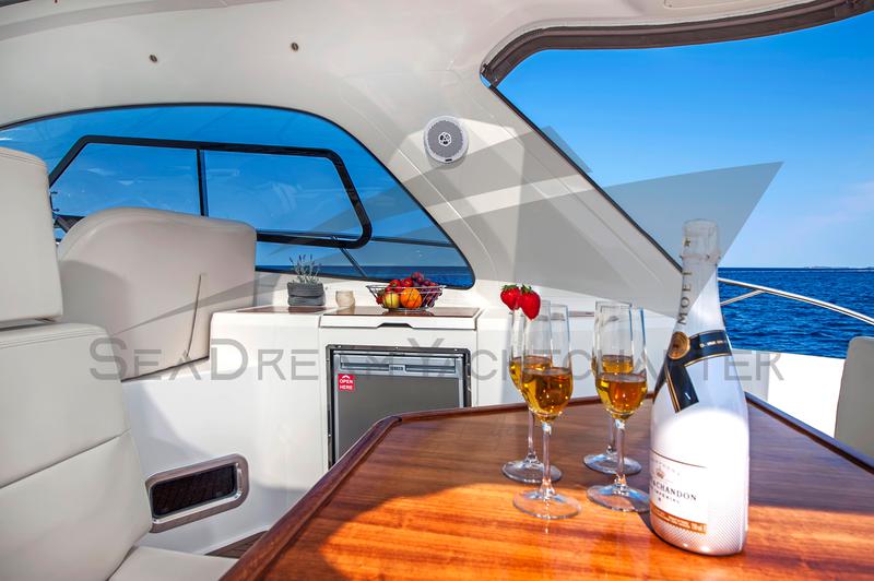 Book yachts online - motorboat - Bavaria Sport 44 HT - Paluma - rent