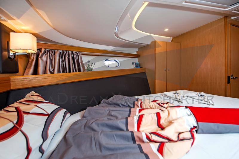 Book yachts online - motorboat - Bavaria Sport 44 HT - Paluma - rent