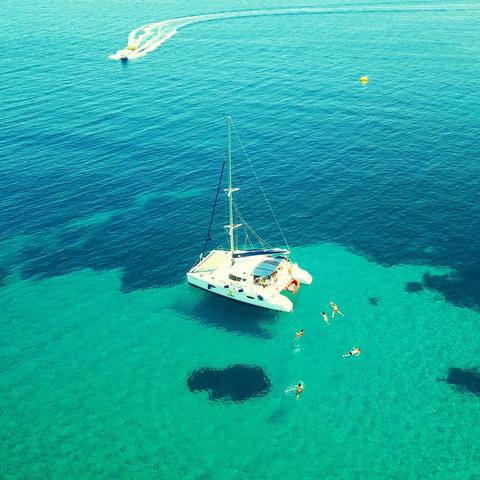 Book yachts online - catamaran - Lavezzi 40 - Victoria - rent