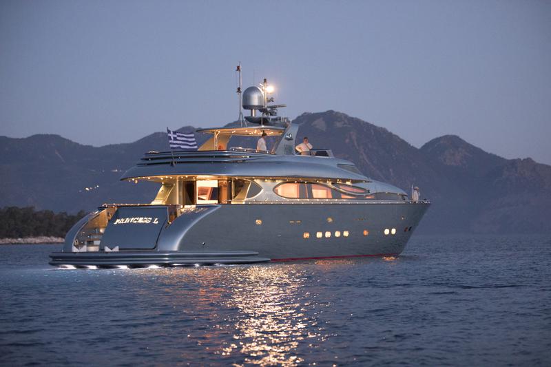 Book yachts online - motorboat - Maiora 108 - Princess L - rent