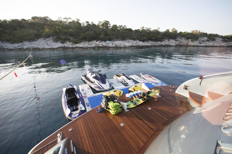 Book yachts online - motorboat - Maiora 108 - Princess L - rent