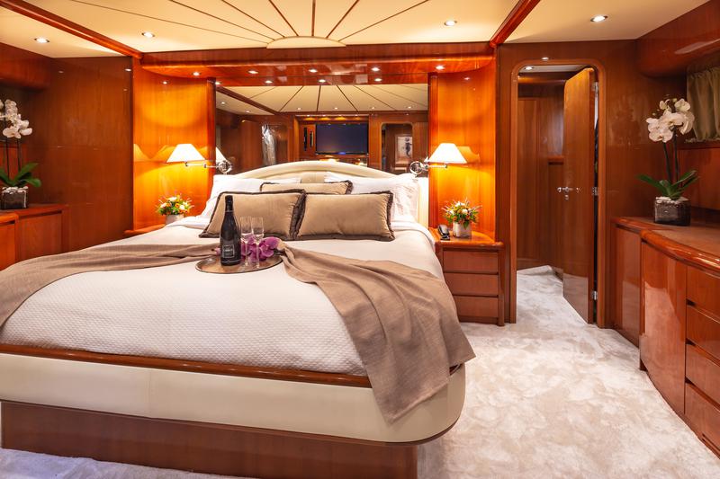 Book yachts online - motorboat - Falcon 86 - Efmaria - rent