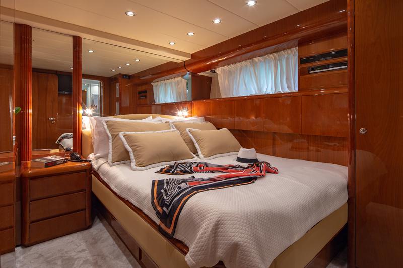 Book yachts online - motorboat - Falcon 86 - Efmaria - rent