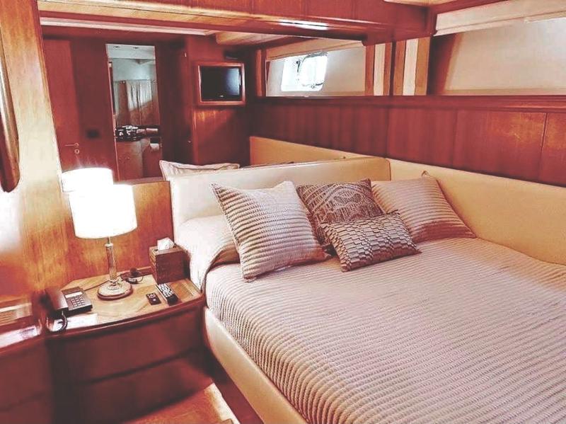 Book yachts online - motorboat - Falcon 92 - Lucy Pink - rent