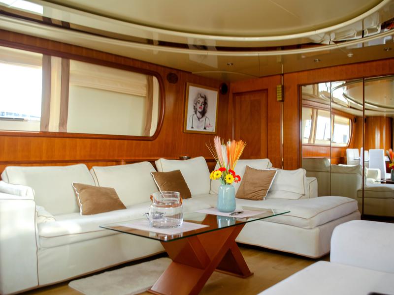 Book yachts online - motorboat - Falcon 92 - Lucy Pink - rent