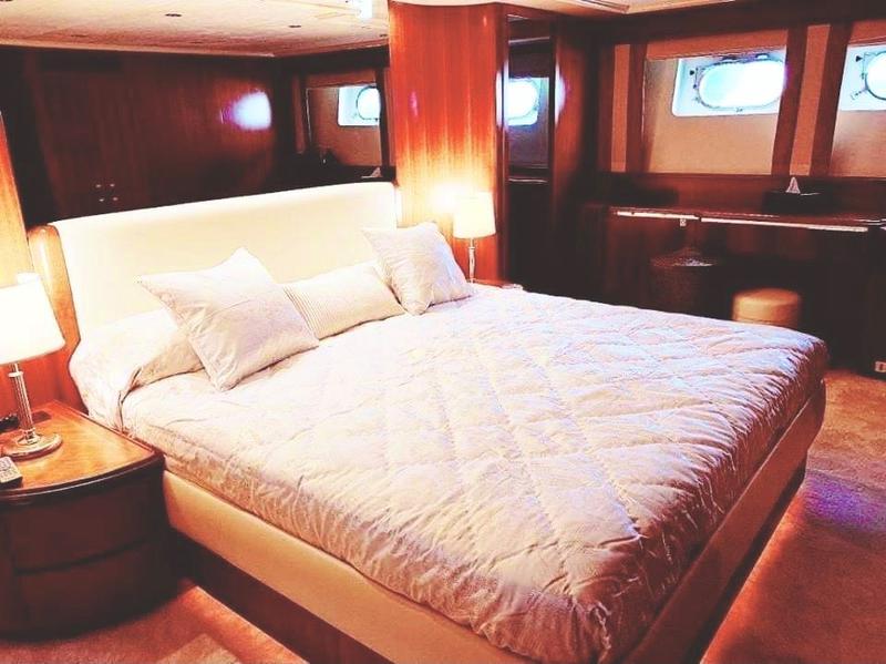 Book yachts online - motorboat - Falcon 92 - Lucy Pink - rent