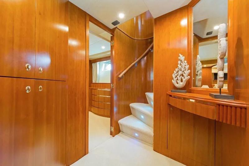 Book yachts online - motorboat - Falcon 92 - Lucy Pink - rent