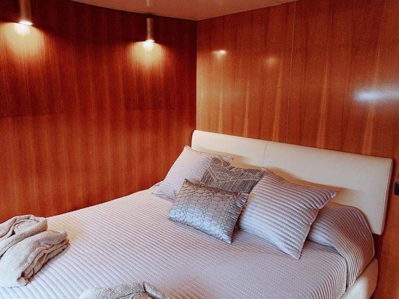 Book yachts online - motorboat - Falcon 92 - Lucy Pink - rent